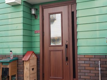 足立区　玄関のリフォーム事例　YKKAP 親子ドア E07