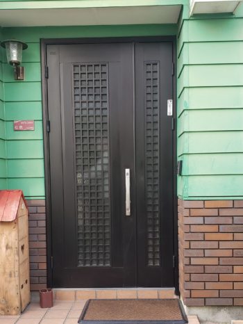足立区　玄関のリフォーム事例　YKKAP 親子ドア E07