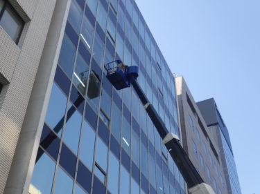 日本橋　ビル高所作業車によるガラス交換